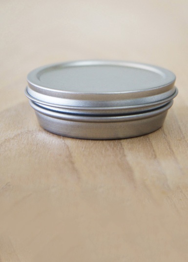 Silver vacuum caviar tin .jpg